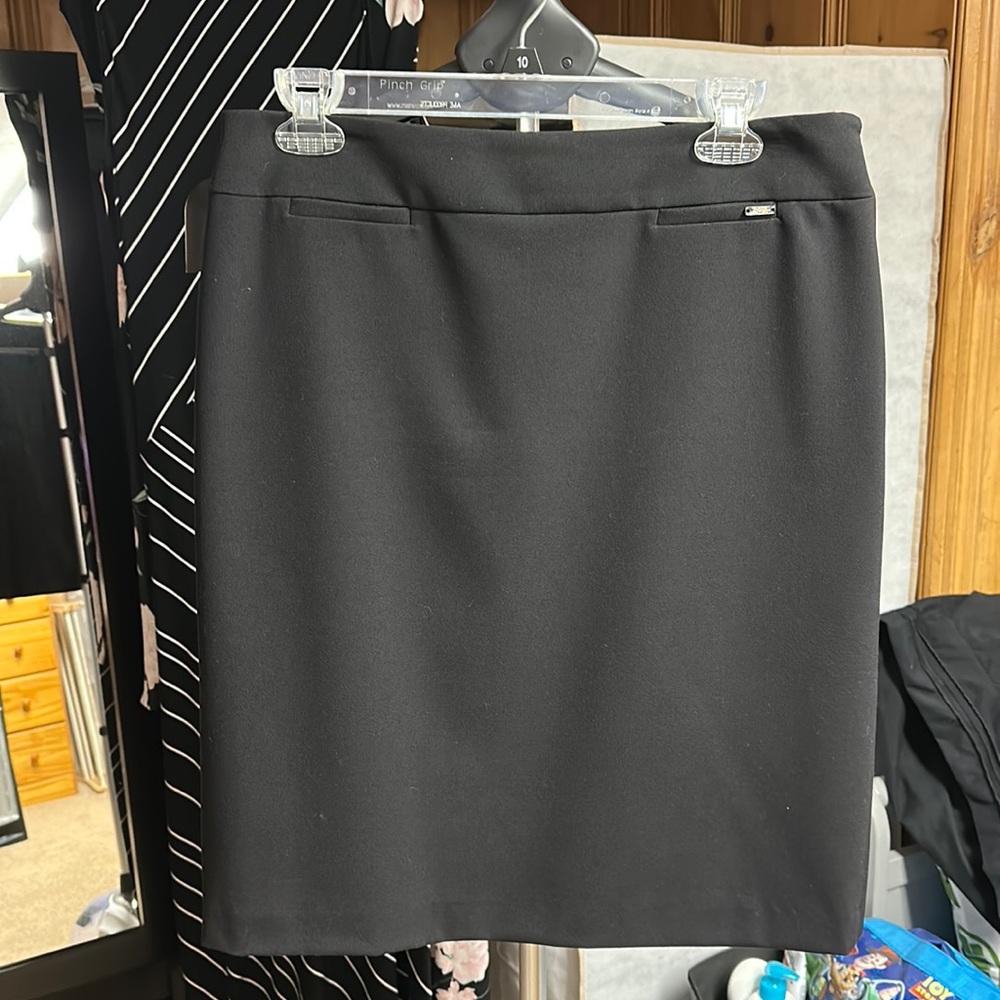 Women’s Tahari pencil skirt. Black color. Size 10.